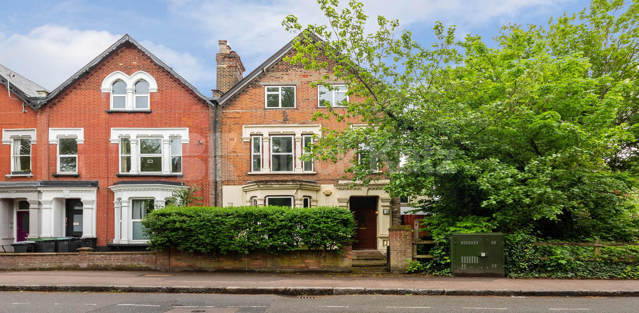 Located close to Finsbury Park station with easy access to central London Tollington Park, Finsbury Park